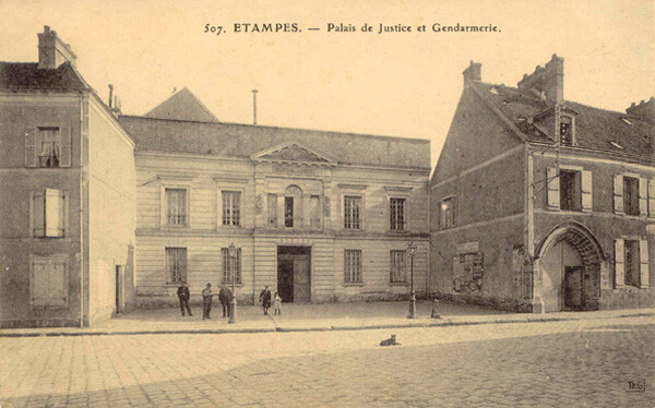 Le Palais de Justice, dans les murs de l’Ancien Palais du Séjour (cliché de 1907)