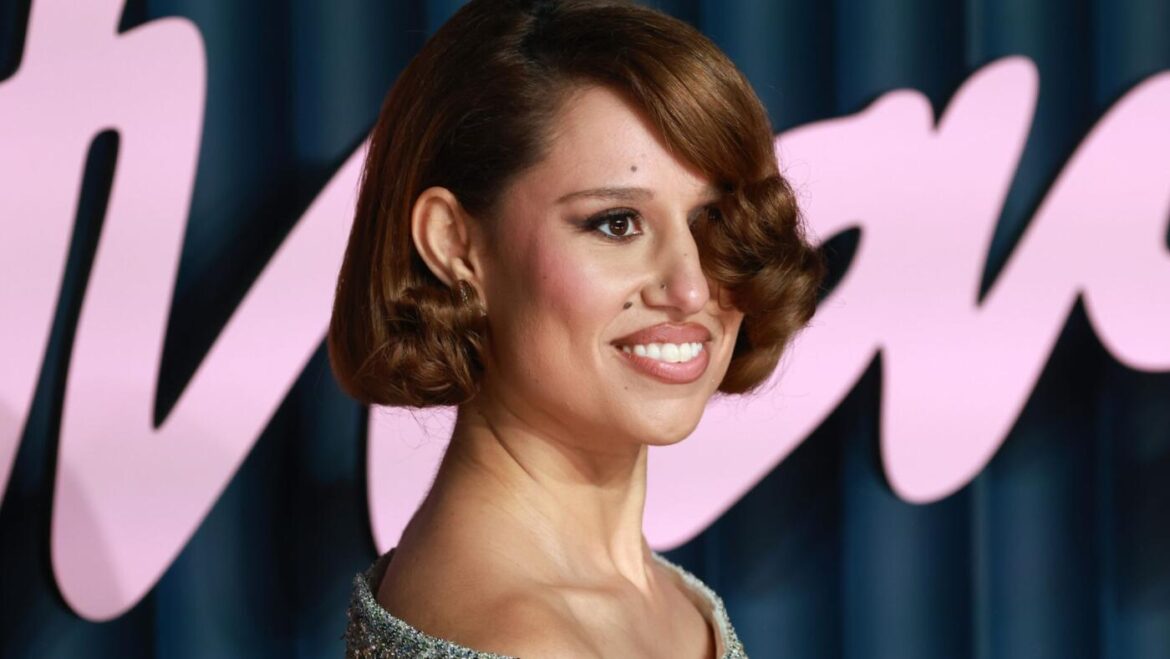 Raye entre pop et émotion avant son nouvel album